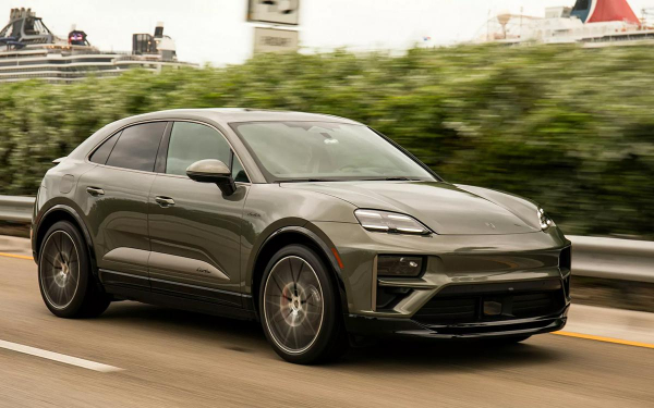
            Porsche представит обновленный Macan с ИИ и игровой консолью. Фото
        