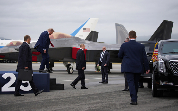 
            Путин и Трамп начали переговоры в лимузине The Beast
        
