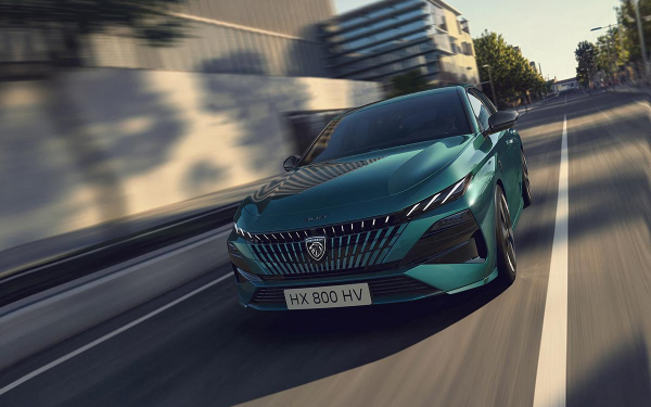 
            Peugeot представил новые универсал и хэтчбек 308. Четыре главных факта
        