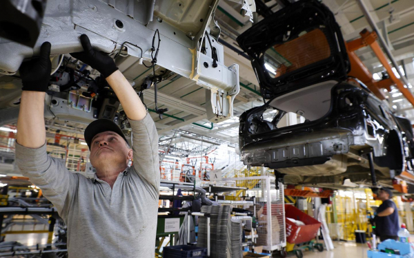 
            АвтоВАЗ заявил о подготовке к запуску производства нового кроссовера Lada
        