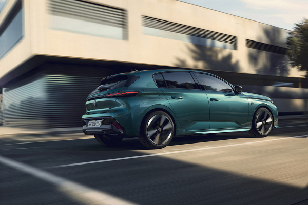 
            Peugeot представил новые универсал и хэтчбек 308. Четыре главных факта
        
