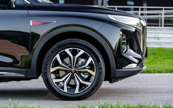 
            Hongqi HS7 2025: первые впечатления от большого кроссовера из Китая
        