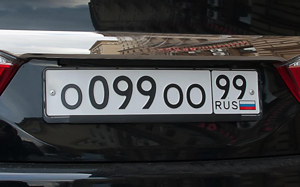 
            &laquo;Красивые&raquo; номера через &laquo;Госуслуги&raquo;? Мы узнали цены на самые модные знаки
        