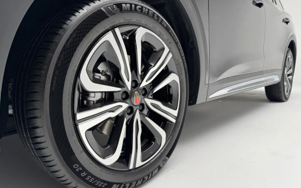 
            Hongqi HS7 2025: первые впечатления от большого кроссовера из Китая
        