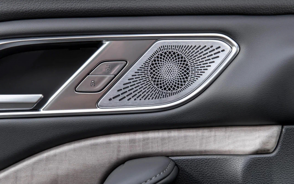 
            Hongqi HS7 2025: первые впечатления от большого кроссовера из Китая
        