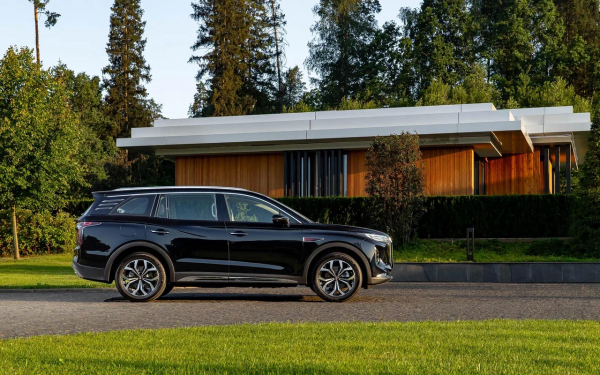 
            Hongqi HS7 2025: первые впечатления от большого кроссовера из Китая
        