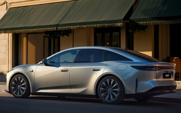 
            Toyota представила новый бизнес-седан в стиле Camry. Что известно
        