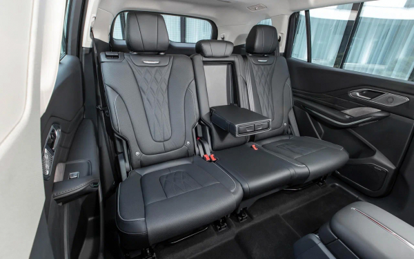 
            Hongqi HS7 2025: первые впечатления от большого кроссовера из Китая
        
