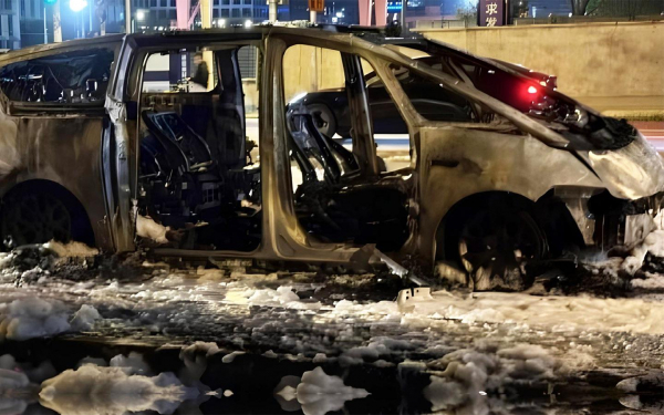 
            Минивэн Li Auto Mega полностью сгорел. Что произошло
        