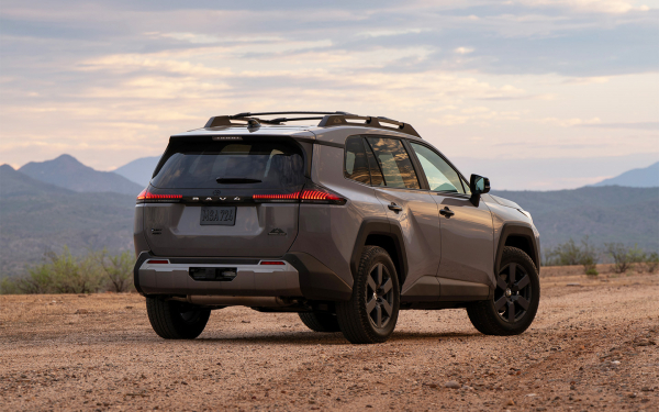 
            Эволюция без революции. Первое знакомство с Toyota RAV4 нового поколения
        