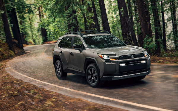 
            Эволюция без революции. Первое знакомство с Toyota RAV4 нового поколения
        