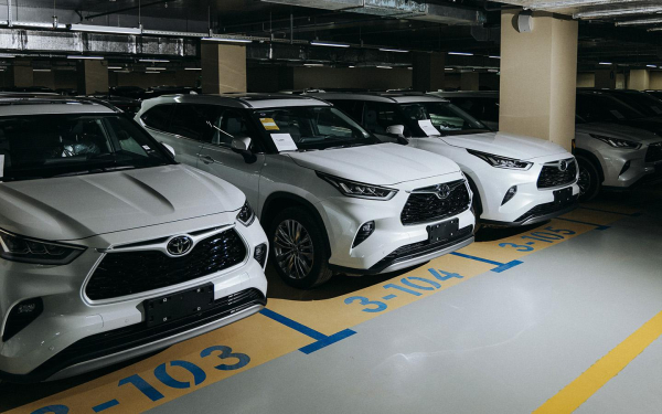 
            Toyota обсудила с российскими дилерами схемы работы. Что происходит
        