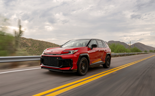 
            Эволюция без революции. Первое знакомство с Toyota RAV4 нового поколения
        