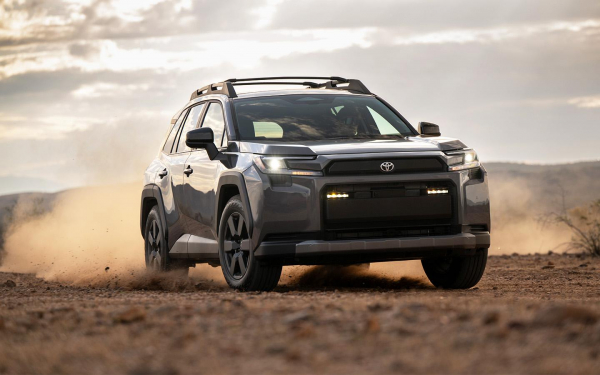 
            Эволюция без революции. Первое знакомство с Toyota RAV4 нового поколения
        