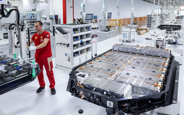 
            1000 &laquo;лошадей&raquo; на 500&nbsp;км. Мы узнали все о новой Ferrari Electtricа
        