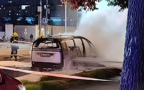 
            Минивэн Li Auto Mega полностью сгорел. Что произошло
        