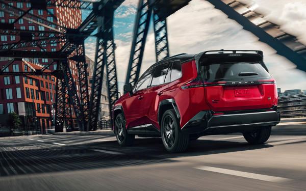 
            Эволюция без революции. Первое знакомство с Toyota RAV4 нового поколения
        