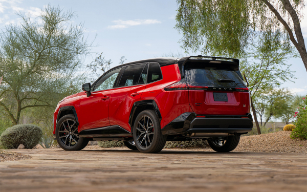 
            Эволюция без революции. Первое знакомство с Toyota RAV4 нового поколения
        