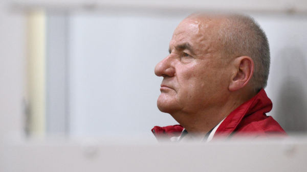 Экс-замглавы Минобороны Попов передвигается в суде при помощи ходунков