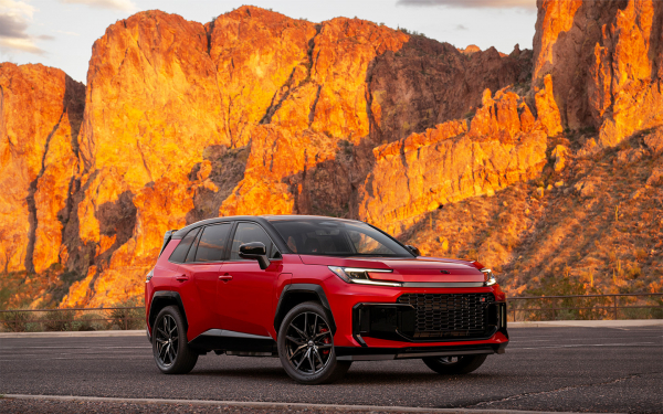
            Эволюция без революции. Первое знакомство с Toyota RAV4 нового поколения
        