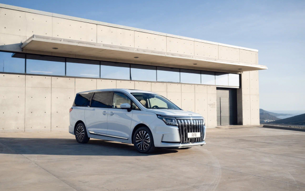 
            Хочет быть премиальнее. Тест китайского вэна JAC RF8 российской сборки
        