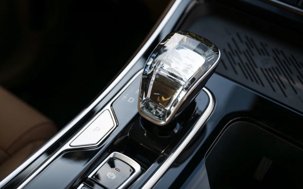 
            Хочет быть премиальнее. Тест китайского вэна JAC RF8 российской сборки
        