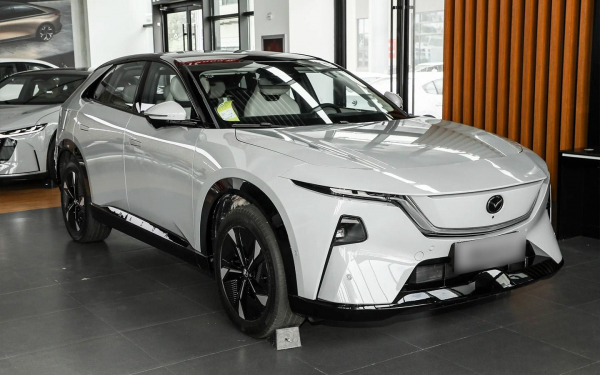 
            Новый кроссовер Mazda EZ-60 появился в России. Цена и характеристики
        