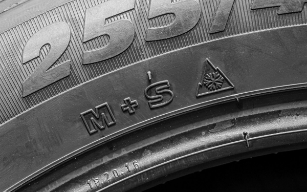 Что означает M+S на резине и когда можно ездить на таких шинах
Что означает M+S на резине и когда можно ездить на таких шинах