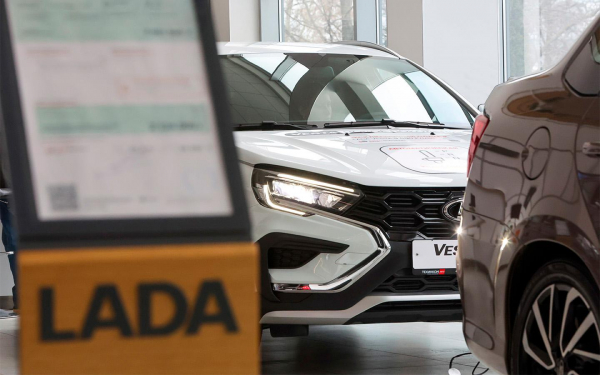 
            Глава АвтоВАЗа заявил о падении цен на автомобили Lada. В чем причина
        