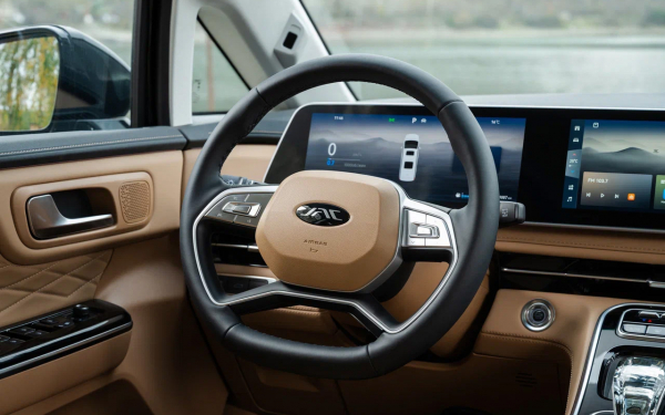 
            Хочет быть премиальнее. Тест китайского вэна JAC RF8 российской сборки
        