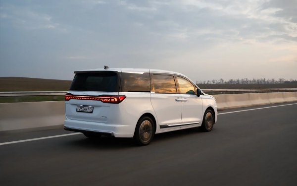 
            Хочет быть премиальнее. Тест китайского вэна JAC RF8 российской сборки
        