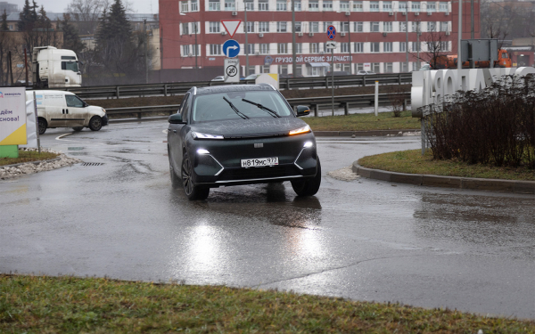 
            Берегите бензин. Тест первого гибридного кроссовера  Geely EX5 EM-i
        