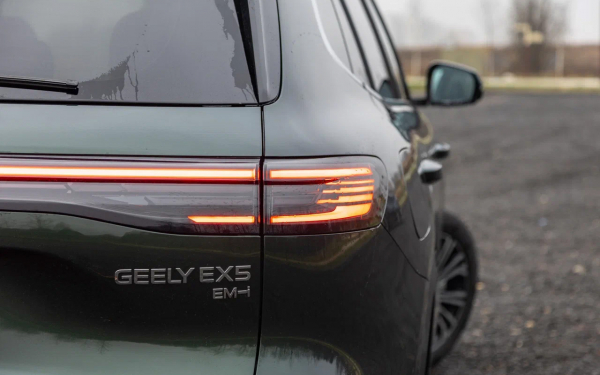 
            Берегите бензин. Тест первого гибридного кроссовера  Geely EX5 EM-i
        
