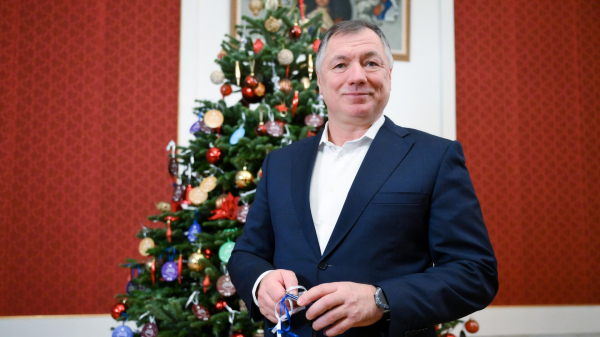 Хуснуллин подарил Евгении и Веронике из Горловки карту мира и велосипед Хуснуллин подарил Евгении и Веронике из Горловки карту мира и велосипед