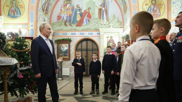 Путин во время службы подобрал упавшую новогоднюю игрушку и вернул на елку