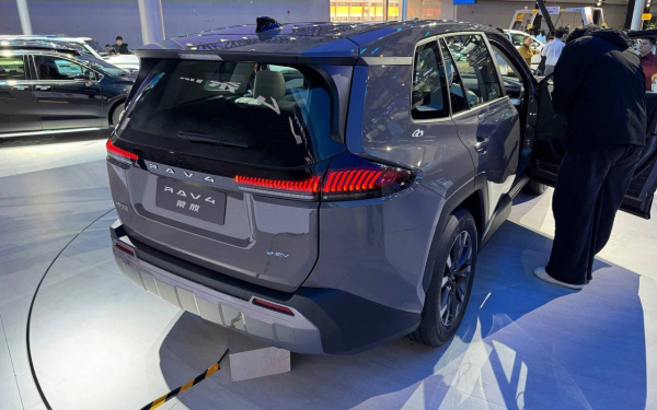 
            Сколько будет стоить новый Toyota RAV4 в России. Заказы начали принимать
        