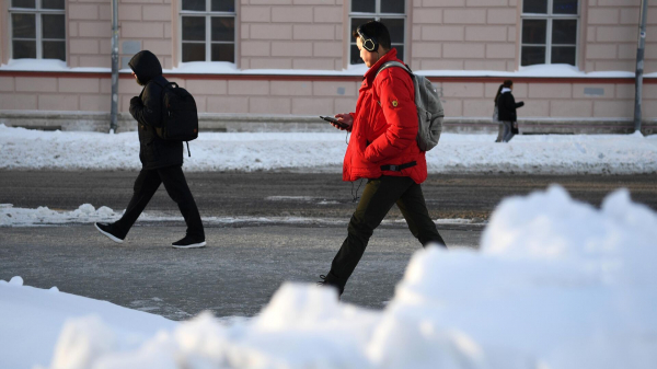 "Мособлпожспас": гулять в наушниках после оттепели опасно из-за схода наледи