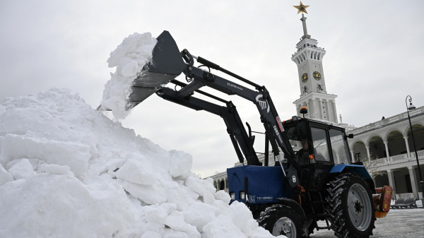 В Москве коммунальные службы очищают улицы от снега в цикличном режиме