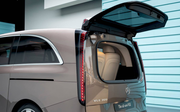 
            Камера для звонков и фары-звезды. Mercedes-Benz показал новый минивэн VLE
        