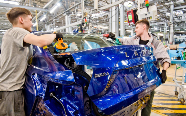 
            &laquo;Реальный ущерб&raquo;. АвтоВАЗ высказался о переходе на четырехдневку
        