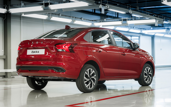 
            Разница в ценах и хитрости продавцов. Как мы покупали новую Lada Iskra
        