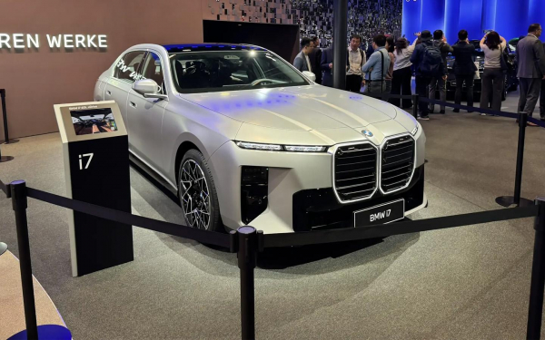 
            BMW показал обновленную 7 Series живьем. Фото
        