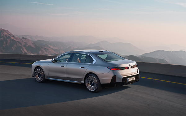 
            Новые BMW 7 и Mercedes S-Class: подробный обзор изменений и цены
        