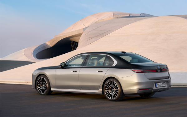 
            Новые BMW 7 и Mercedes S-Class: подробный обзор изменений и цены
        