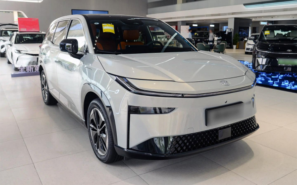 
            В Россию привезли новые кроссоверы Toyota, Kia и Volkswagen. Названы цены
        