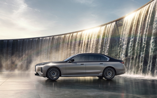 
            Новые BMW 7 и Mercedes S-Class: подробный обзор изменений и цены
        