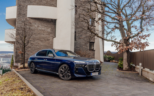 
            Новые BMW 7 и Mercedes S-Class: подробный обзор изменений и цены
        