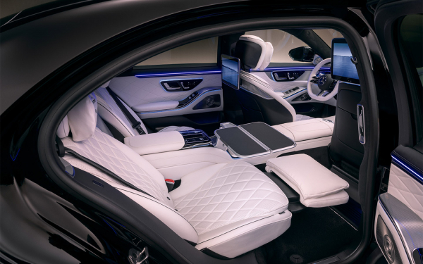 
            Новые BMW 7 и Mercedes S-Class: подробный обзор изменений и цены
        