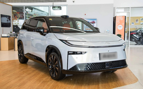 
            В Россию привезли новые кроссоверы Toyota, Kia и Volkswagen. Названы цены
        