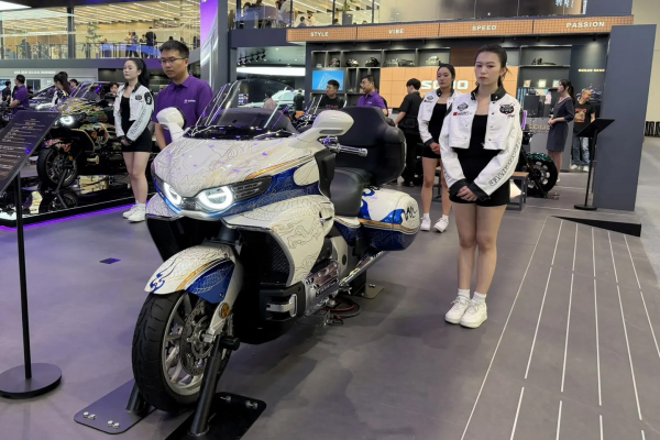 
            Девушки на стендах Пекинского автосалона &mdash; 2026. Фоторепортаж
        